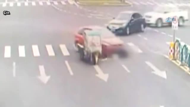 Sürücü otomobilin altında kaldı