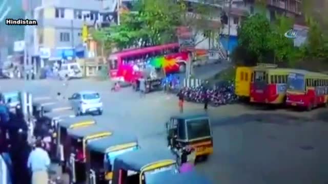 Motosiklet sürücüsü otobüsün altında kaldı