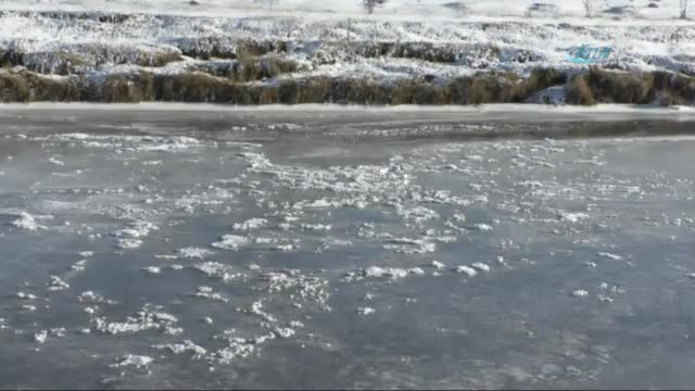 Hava sıcaklığının eksi 19'u gördü, Kars Çayı dondu