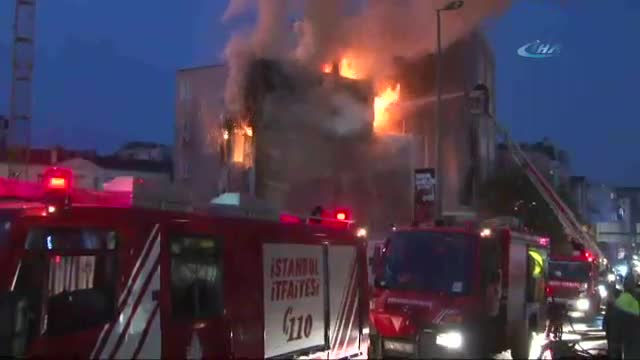 Taksim Meydanı'ndaki metruk bina alev alev yandı