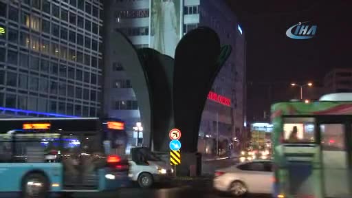 Önce fıskiye ve dinozor... Sabaha karşı lale heykeli de kaldırıldı