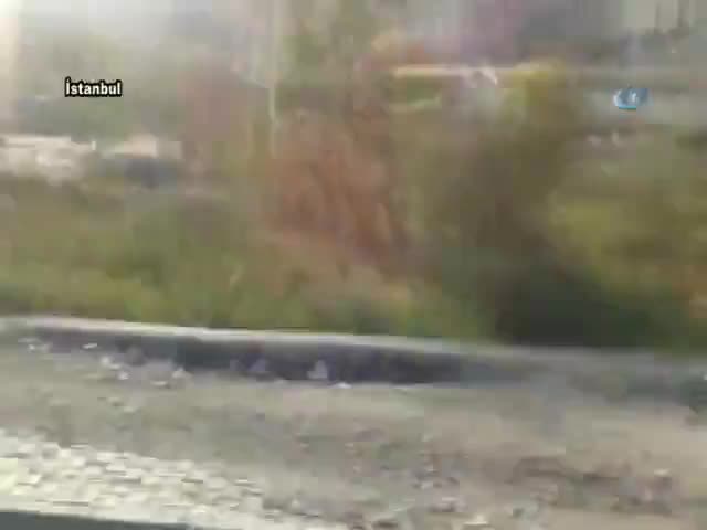 Öğrenciler okula iş makinesiyle götürüldü