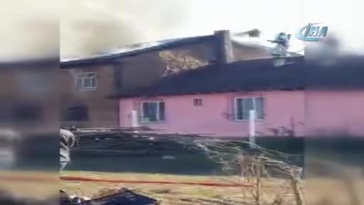 Bursa'da köy evi alev alev yandı