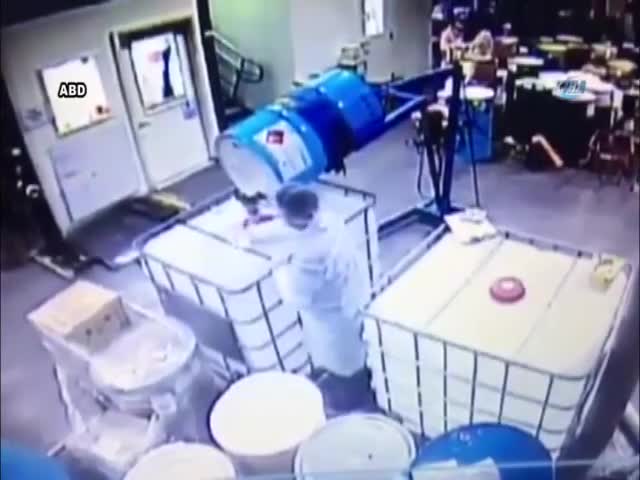 Kozmetik fabrikasındaki patlama kamerada
