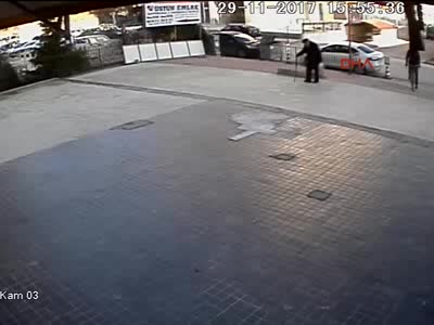 89 yaşındaki adamı önce dövdüler, sonra gasp ettiler!