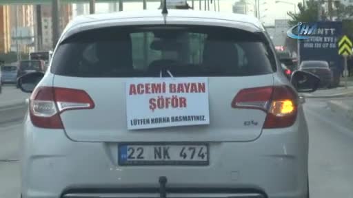 Kadın sürücüden arabasının arkasına ilginç pankart