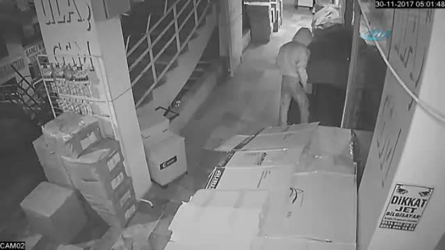 4 işyerini soyan hırsız kamerada