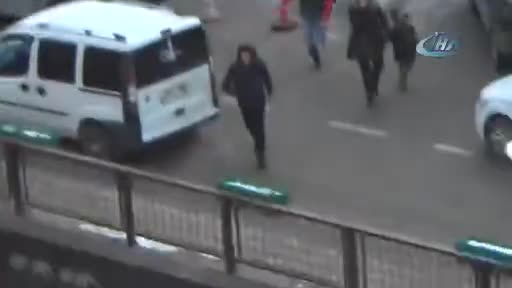 Özel okuldan çıkıp, lise öğrencisini tekme tokat dövdüler