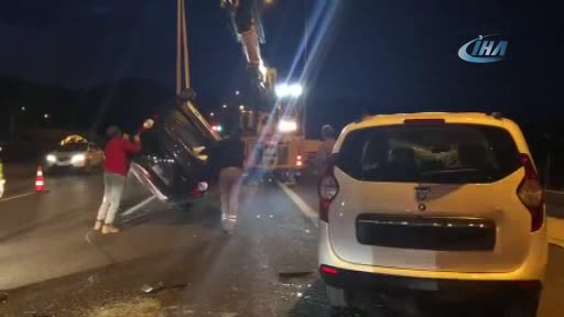 Bursa'da araç taşıyan tır kaza yaptı