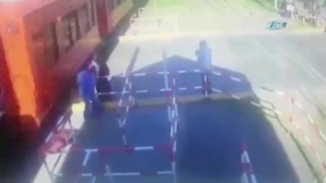 Tren çocuğa böyle çarptı