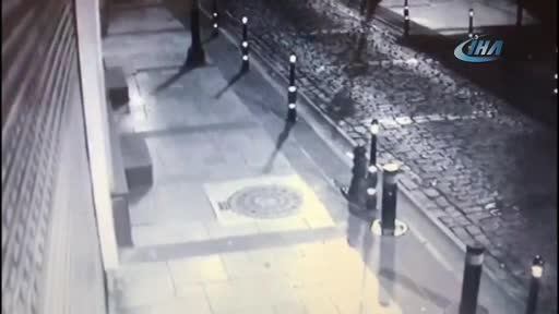 Yolda yürüyen kadını darp etti!