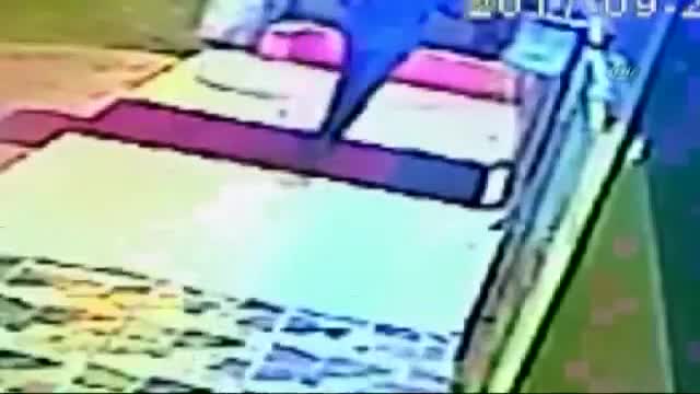 İş yerinden sadaka kutusunu çaldı