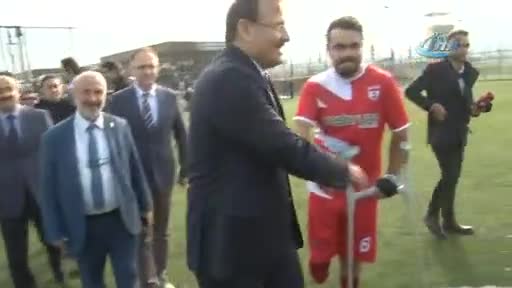 Bursa'da sakatlanan Afrikalı futbolcunun yardımına Başbakan Yardımcısı Çavuşoğlu koştu