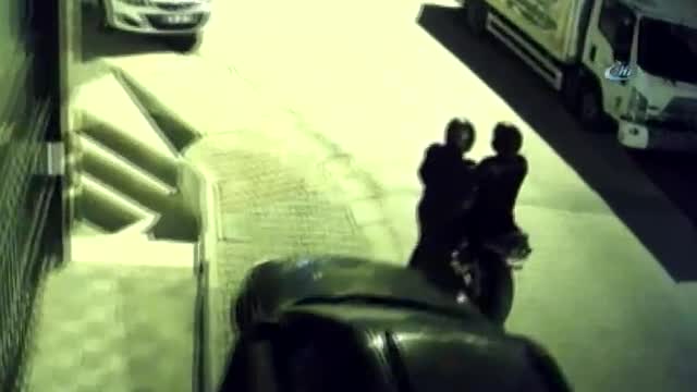 Demir kesme makasıyla zinciri kesip motosikleti çaldılar
