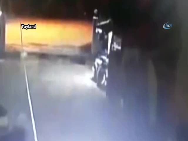 Devrilen demir kapının altında can verdi