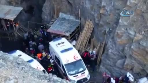 3 kişi su dolu kuyuya düştü