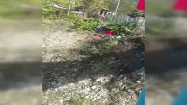 Suya düşen Türk bayrağını iki lise öğrencisi çıkardı