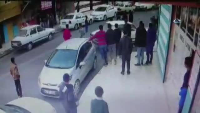İki aile arasında kavga kamerada: 8 yaralı