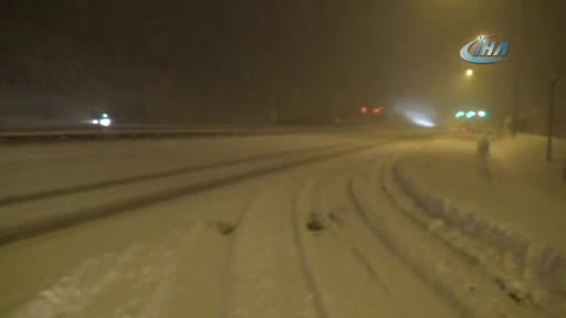 Kar yağışı şiddetini artırdı! İstanbul-Ankara Otoyolu ulaşıma kapandı!