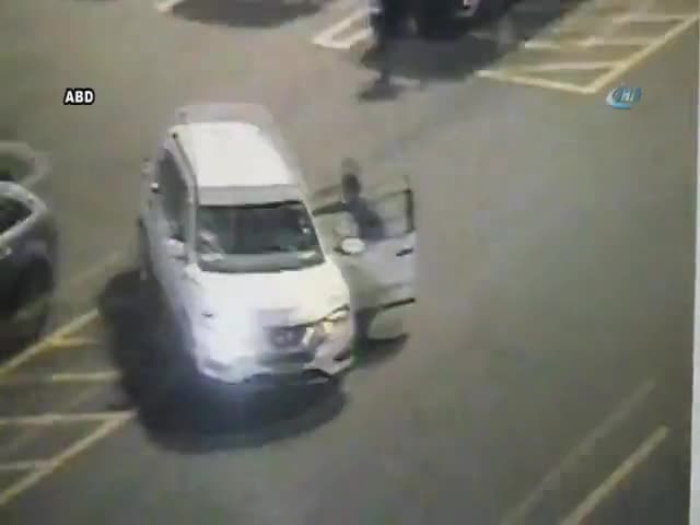 Kadın hırsızlar güvenlik görevlisinden böyle kaçtı
