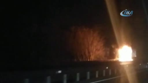 Bursa'da alev alev yanan tır karayoluna korku saldı