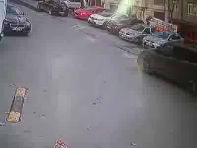 Bıçakla saldırdı dakikalarca dayak yedi! Çevredekiler haklı bulunca...