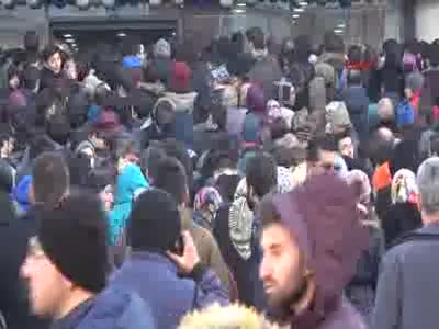 El ele verip, öne geçirdiler! İzdiham yaşandı