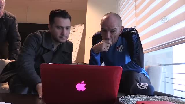 Bursaspor teknik direktörü Le Guen, "Yılın Fotoğrafları" oylamasına katıldı