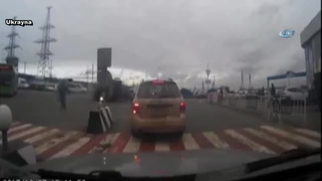 Virajı alamayan kamyon böyle devrildi