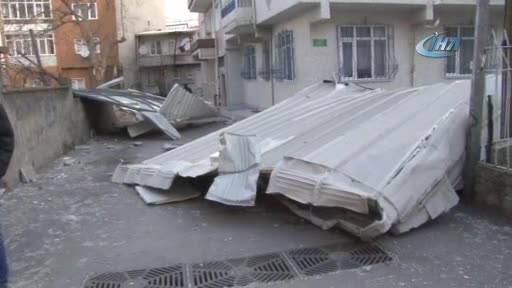Bursa'da lodos çatıları uçurdu, araçlara zarar verdi! - 2