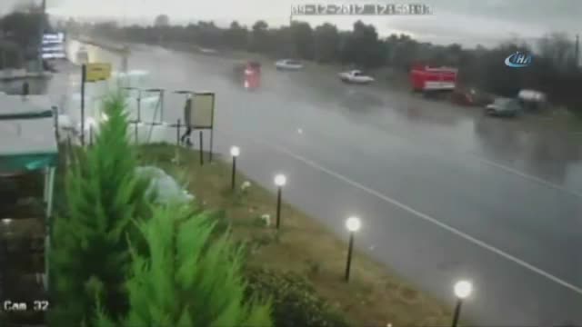 Ölümlü kazadan kıl payı kurtuldu