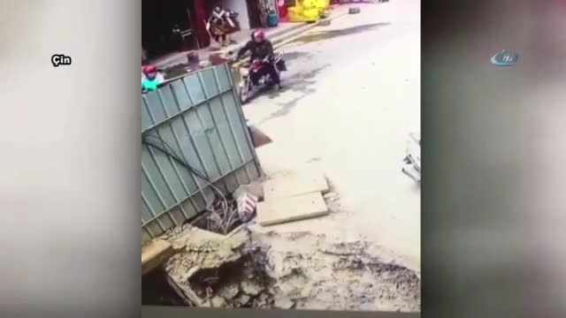 Motosiklet çukura düştü: Adam ve 2 çocuğu...