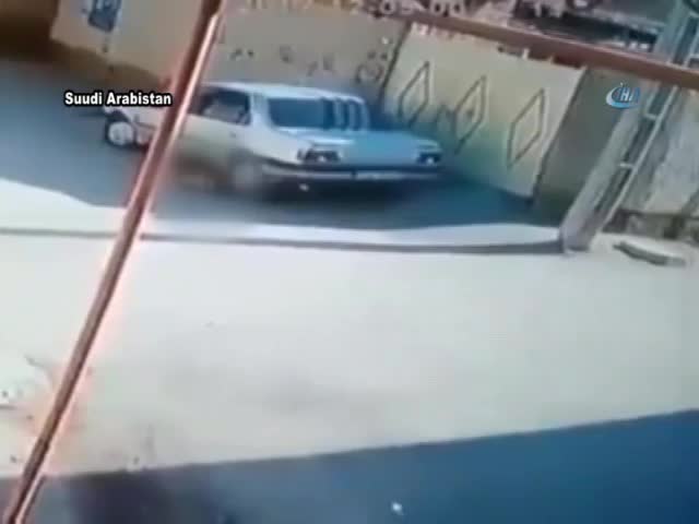Aracıyla çocuğunu ezdi