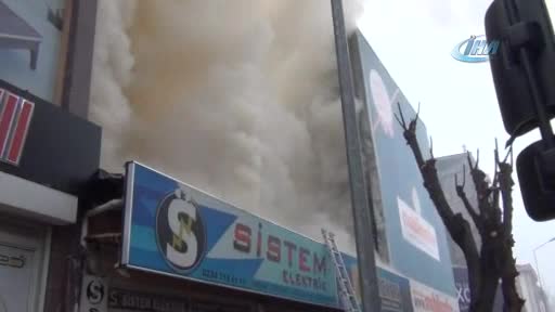 Bursa'da dekorasyon dükkanı alev alev yandı