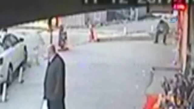 Freni tutmayan otomobil çiğ köfteciye girdi