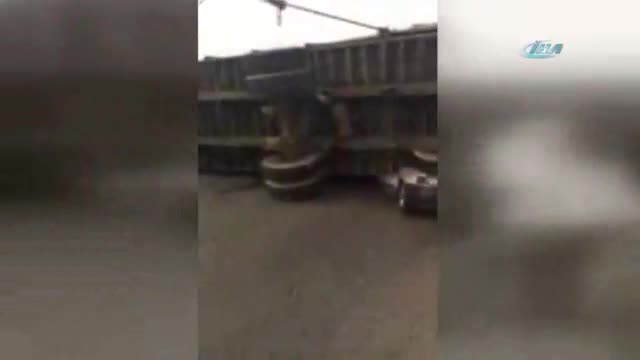 Kağıt gibi ezilen otomobilden sağ salim çıktılar