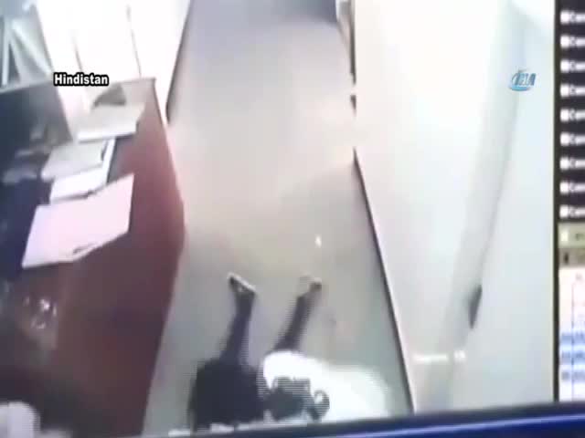 Hemşire hastanede bir anda yere yığıldı