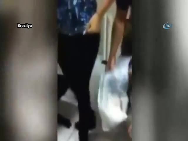 Hapishaneye 12 tabanca sokmak isterken yakalandı