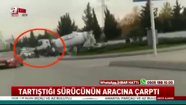 Beton mikseri terörü! İçinde hamile kadın olan araca defalarca çarptı