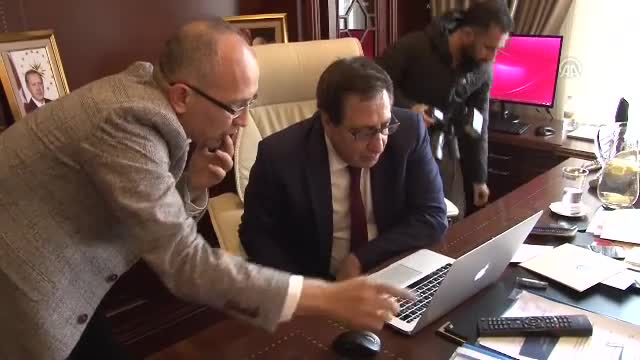 Bursa Valisi İzzettin Küçük "Yılın Fotoğrafları" oylamasına katıldı
