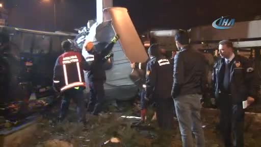 Freni boşalan alçı yüklü tır devrildi: 1 ölü