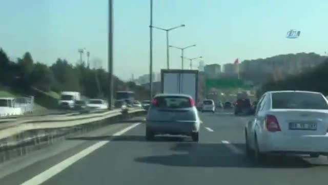Makas atan kamyonet sürücüsü kamerada
