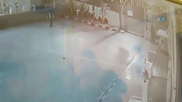 PKK yandaşının Atatürk'e çirkin saldırısı kamerada
