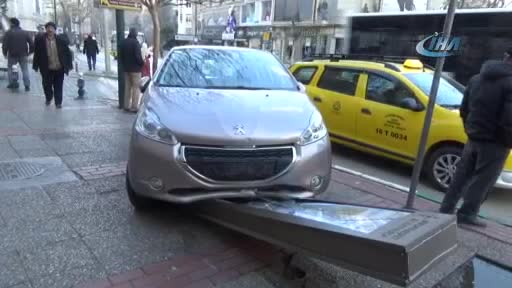 Bursa'da kaldırıma çıkan sürücü, belediye panosuna çarparak durabildi