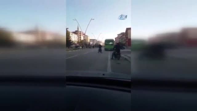 Şarjlı bisikletle tek teker üzerinde yolculuk