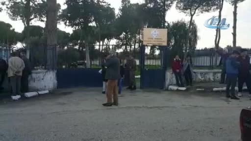 Öğrenciler veli toplantısı öncesi okul müdürünü vurdu