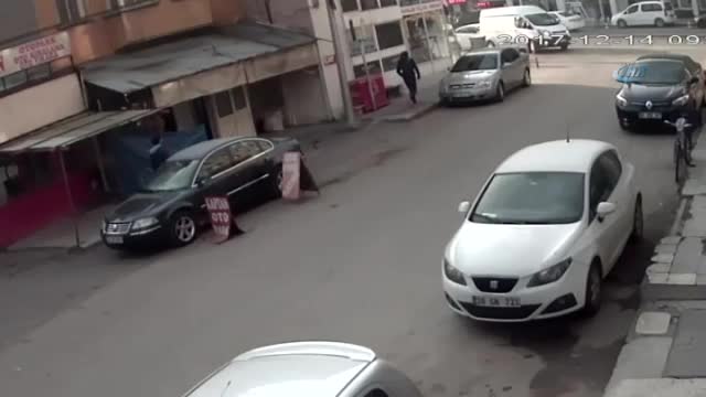 Çaldıkları parayı harcayan hırsızlar kamerada