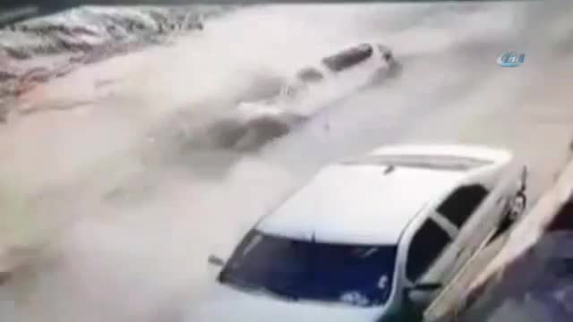 Duvar aracın üzerine böyle çöktü