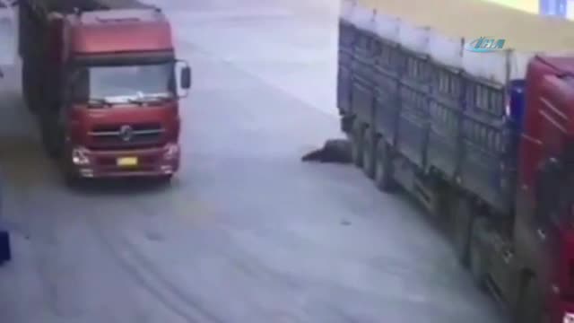 Dikkatsiz işçi kamyonun altında kaldı
