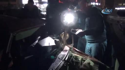 Bursa'da bariyerlere çarpan otomobilde can pazarı!